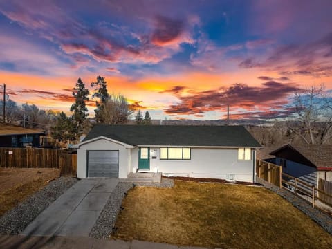 Cloud View Family Mountain Views & Fire Pit Apartment in Colorado Springs