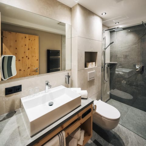 Shower, Toilet, Bathroom, towels