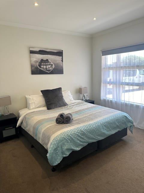 Delightful 3BR Central Townhouse Apartment in Shepparton