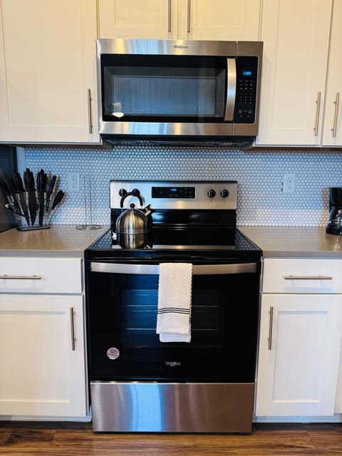 Full Apartment, 15 Min to Parks,Pet-Friendly, King Bed & Lots of Amenities Apartment in Four Corners