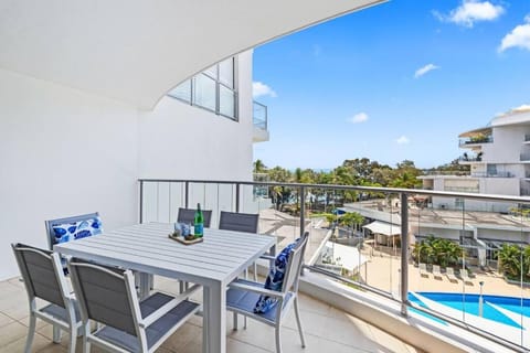 Patio, View (from property/room), Balcony/Terrace, Dining area, Pool view