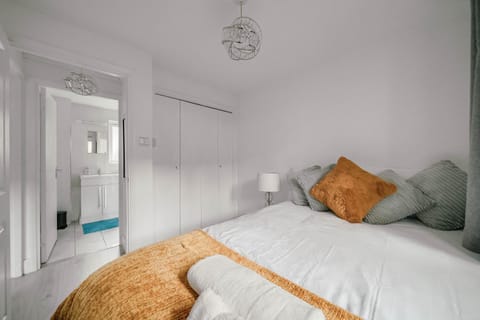 Lara's Place in Canada water - 1 Double Bed, 1 Sofa Bed Apartment in London Borough of Southwark