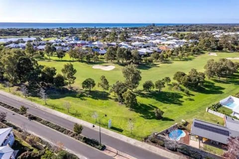 Lodge Studio Golf Course Views with Private Pool Pousada com café da manhã (B&B) in Dunsborough