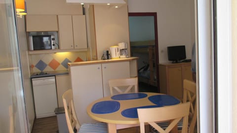 Communal lounge/ TV room, Kitchen or kitchenette, Photo of the whole room, Dining area