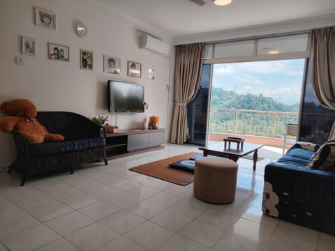 TV and multimedia, Living room, Seating area, Mountain view