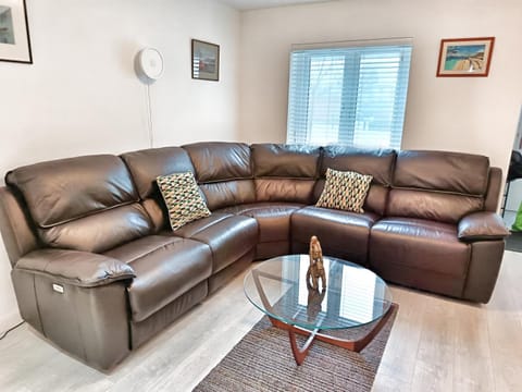 4 miles to Westhill by Lains Lettings Apartment in Aberdeen
