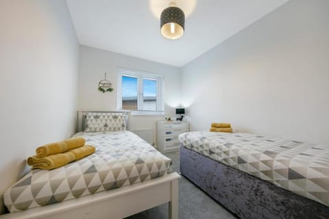 Lains Lettings - Woodend, Langstracht Holiday Home Apartment in Aberdeen