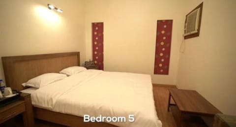 Bed, Photo of the whole room, Bedroom, air conditioner