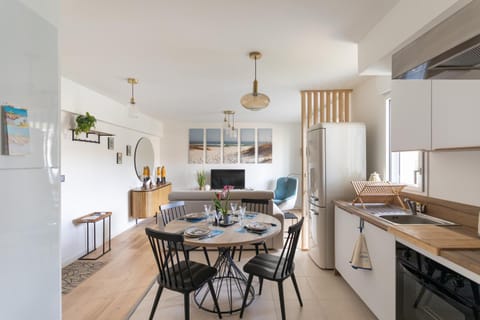 Kitchen or kitchenette, Living room