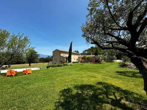 Au Clair Ventoux chambre d'hôtes Bed and Breakfast in Pernes-les-Fontaines