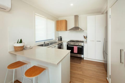 Kitchen or kitchenette, Dining area, oven