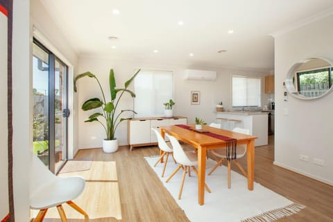 Kitchen or kitchenette, Seating area, Dining area