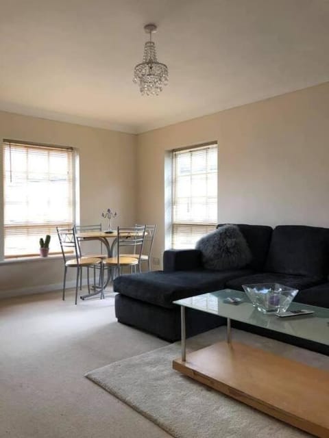 MIN 21 nights Hampton Ct River village 1 bed maisonette Appartamento in Molesey