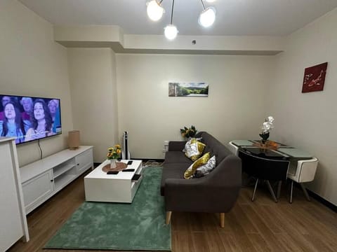 Communal lounge/ TV room, TV and multimedia, Living room, Seating area, Dining area, Evening entertainment