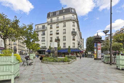 Property building, Facade/entrance, Day, Neighbourhood, City view, Street view, Location