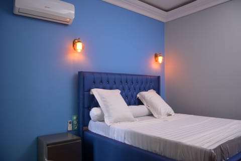 Bed, Photo of the whole room, Bedroom, air conditioner