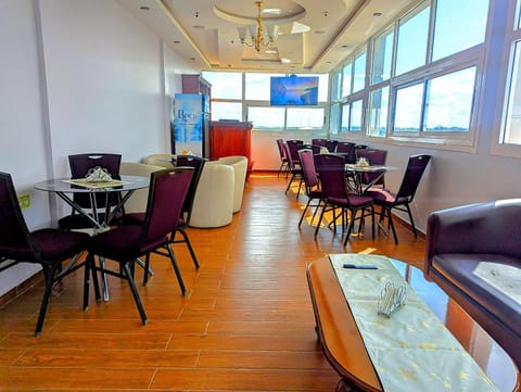 Restaurant/places to eat, Restaurant/places to eat, TV and multimedia, Living room, Seating area