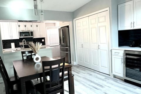 New fresh house in Seminole close to beach Casa in Pinellas Park