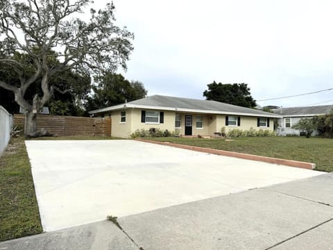 Home in Clearwater Quiet Spacious close to beaches House in Largo