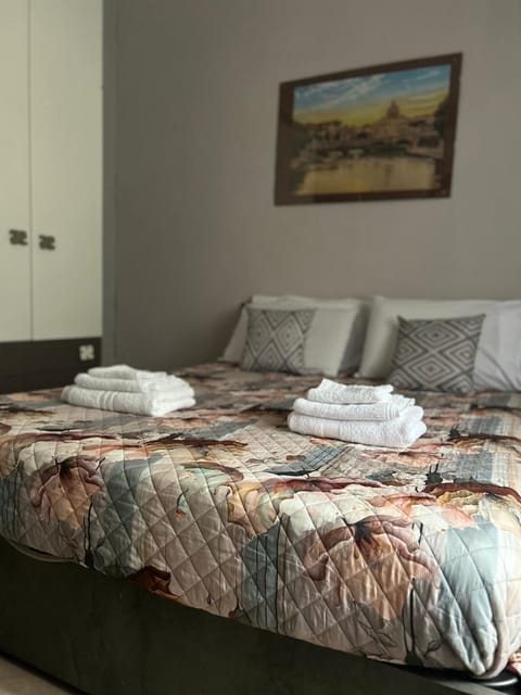 Bed, Bedroom, towels