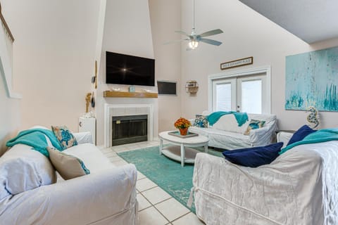 Spacious Destin Townhome Beach Walk and Pool Access House in Destin