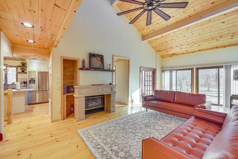 Ski, Hike and More Spacious Log Cabin in Long Pond Casa in Pocono Pines