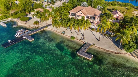 Property building, Day, Neighbourhood, Natural landscape, Bird's eye view, Lake view, Sea view, Street view