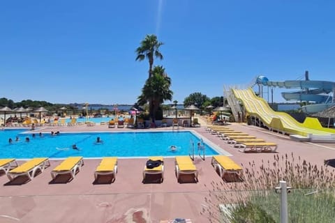 Communal lounge/ TV room, Aqua park, Evening entertainment, Pool view, Swimming pool, sunbed