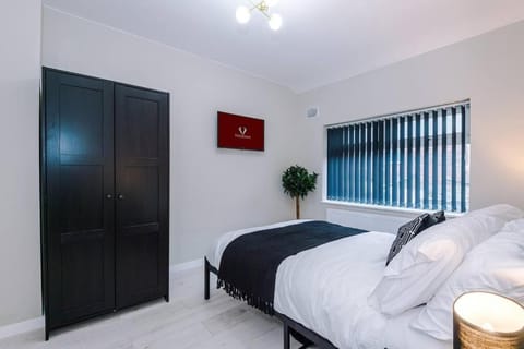 Stylish 3 Bed in Salford w Pool Table and PS4 by Vista Stays Short Lets Salford Manchester Apartment in Salford