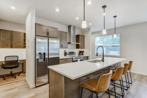 El Paso Executive Suites - Pet Friendly NEW BUILD House in Colorado Springs