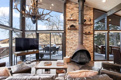 Ski In and Out, Short Walk or Drive to Ski and Bike Access, Private Hot Tub, Sleeps 6 Resort in Park City