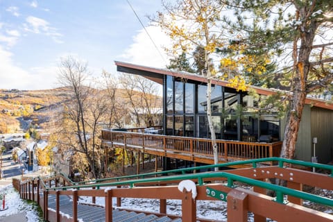 Ski In and Out, Short Walk or Drive to Ski and Bike Access, Private Hot Tub, Sleeps 6 Resort in Park City