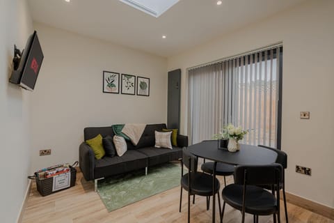 Cosy Modern Flat Sleeps 3 Direct Links to Central London - Flat 2 Apartment in Enfield