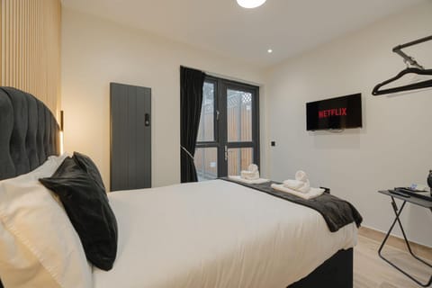 Bed, TV and multimedia, Bedroom