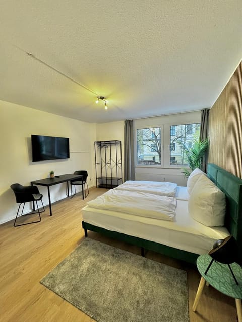 Bed, TV and multimedia, Photo of the whole room, Seating area, Evening entertainment, Bedroom