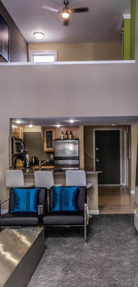 Penthouse Suite Downtown, Top Floor Apartment in Belltown