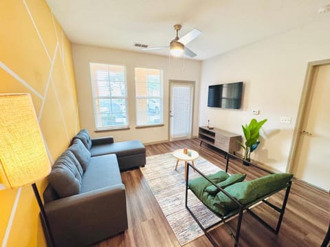 Entire Apartment King Bed, Pets Welcome, 15 Min to Parks, Resort-Style Amenities Apartment in Kissimmee