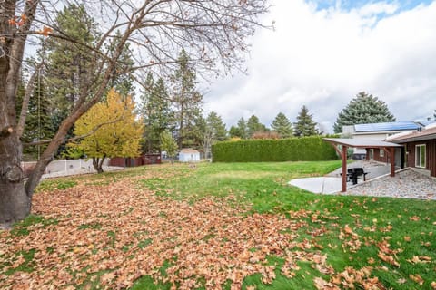 Light & Bright Mid-Century Modern Berm House Central to Downtown & Hospitals House in Spokane