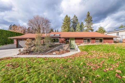 Light & Bright Mid-Century Modern Berm House Central to Downtown & Hospitals House in Spokane