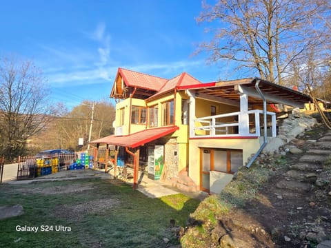 Property building, Day, Natural landscape, Mountain view