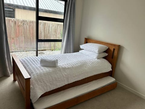 New three bedroom family stay near the University House in Christchurch