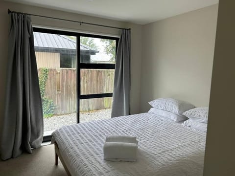 New three bedroom family stay near the University House in Christchurch