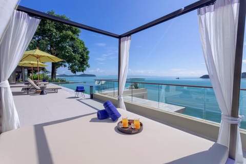 Natural landscape, View (from property/room), Sea view, Swimming pool, Swimming pool, sunbed