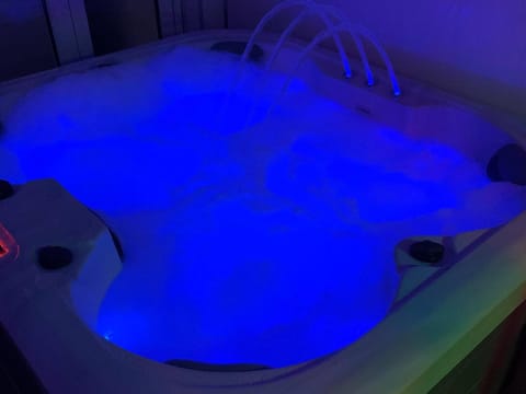 Perfect Couple Retreat To Relax With Hot Tubsauna House in Brighton