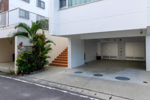 恩納村 5部屋 4シャワー 3トイレ 和室 BBQ 居酒屋 コンビニ近く Nakadomari Hills House in Okinawa Prefecture