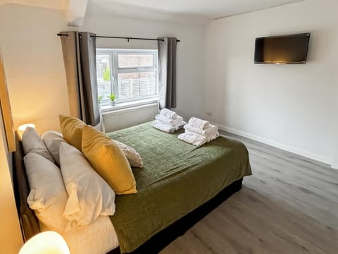 Charming Retreat With Hot Tub Sauna Sleeps 4 Apartment in Brighton