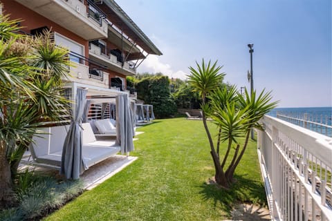 Patio, Garden, Garden view, sunbed