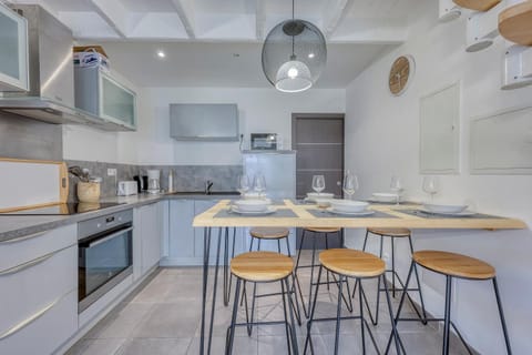 Kitchen or kitchenette, Dining area