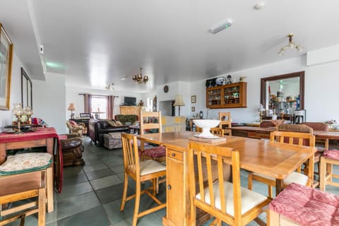 Communal lounge/ TV room, Library, Coffee/tea facilities, Living room, Dining area