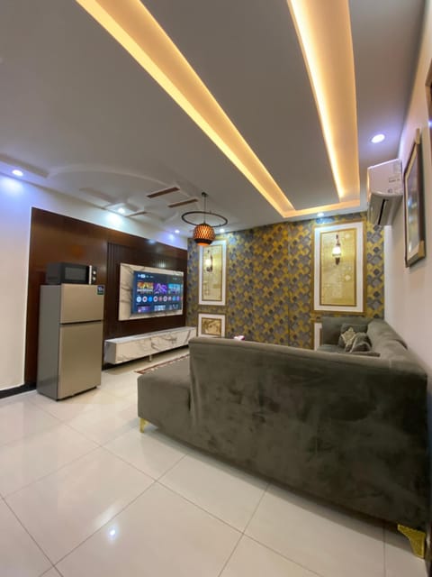 Communal lounge/ TV room, TV and multimedia, Living room, Seating area, Evening entertainment